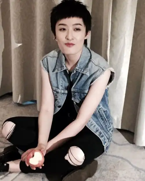 她就是曾轶可,在8年前凭借《狮子座》这首歌爆红!