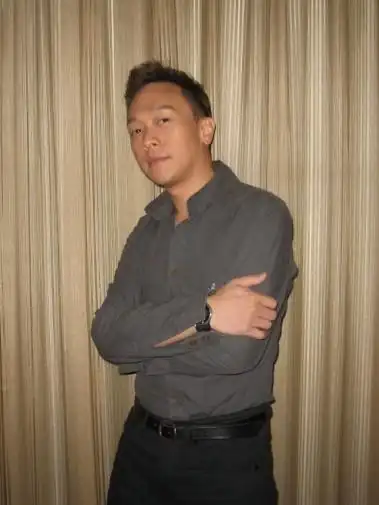 黄家强前助手抱着女友自杀 房东及时发现(附图)