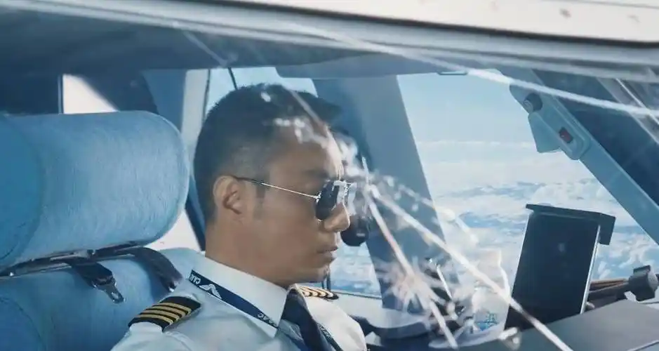 中国机长原型刘传健34分钟紧急迫降救128人亲历者含泪感谢