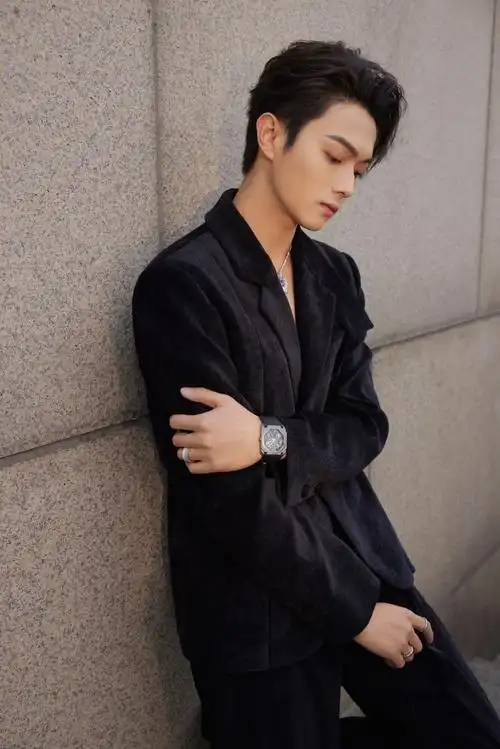 许凯真空深v西装造型