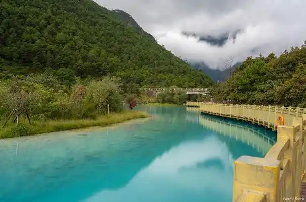 蓝月谷是云南省丽江市玉龙纳西族自治县的一处绝美风景区,它以雄伟