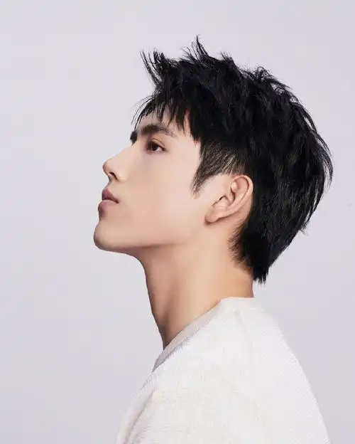 > 陈飞宇白色上衣帅气写真图片(3/4)