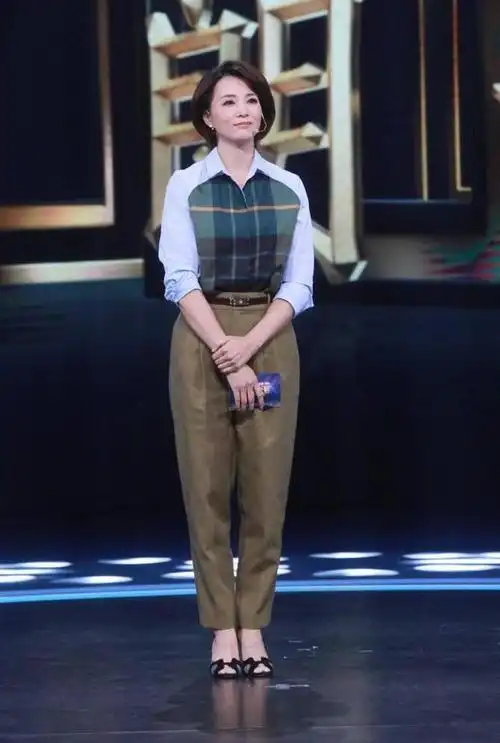 董卿罕见回村吃席打扮朴素像普通路人但挺拔仪态却藏不住