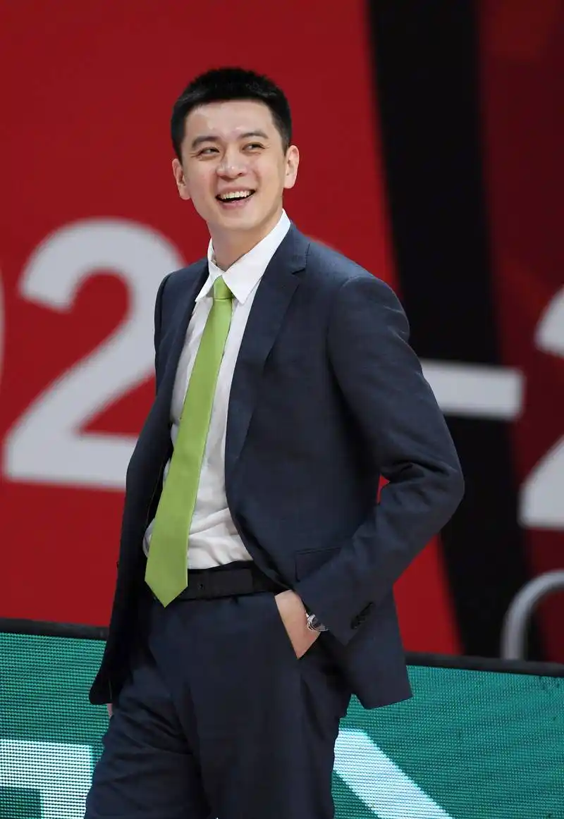 1月16日,辽宁本钢队主教练杨鸣在比赛中.