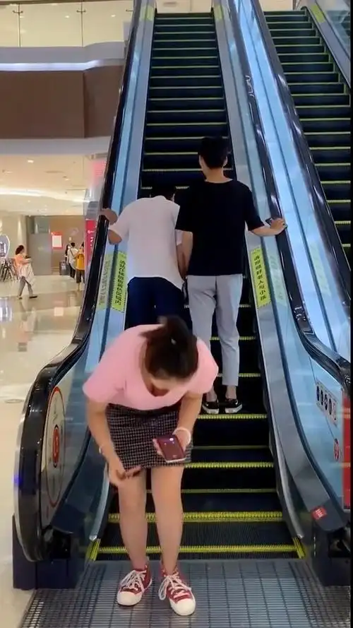 小姐姐弯腰捡东西的瞬间,你们转过身去表现的很绅士!