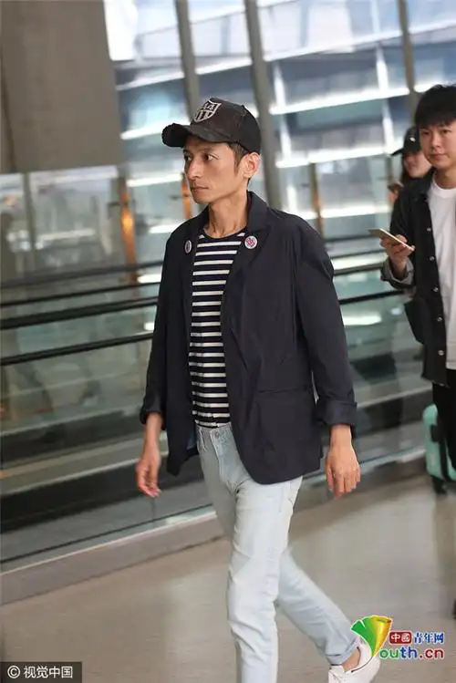 李维嘉机场大方给粉丝签名 脸颊凹陷被疑又暴瘦