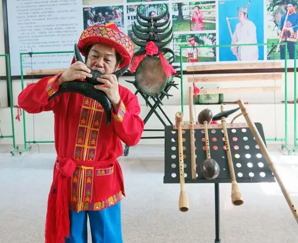 出国前,黄照安练习演奏黎族传统乐器——牛角弯