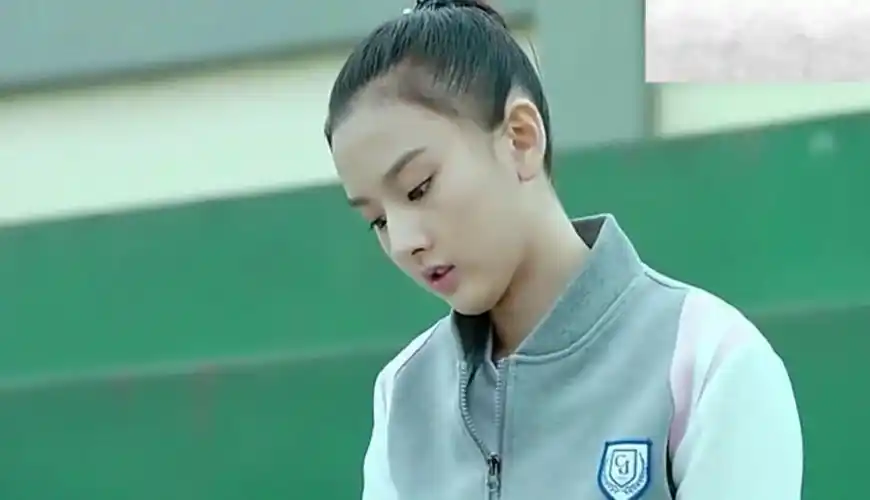 班小松和尹柯的对话被偷听,沙婉在操场翻看相册.