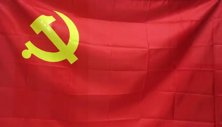 12月18日在鲜艳的党旗下收费车间党支部开展了主题党日活动.