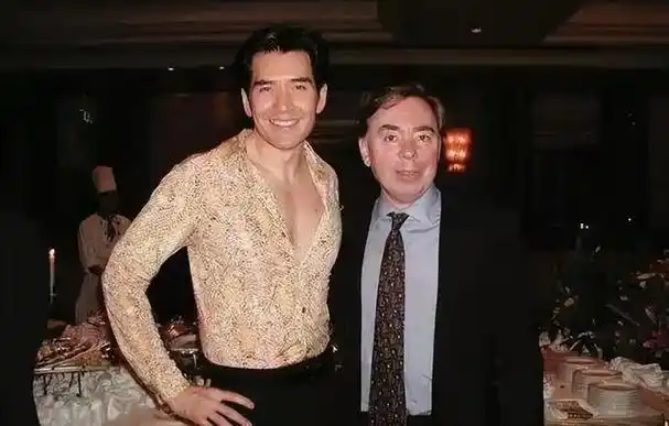 费翔62岁曝光大尺度照!与陶晶莹赤身躺在床上拥抱