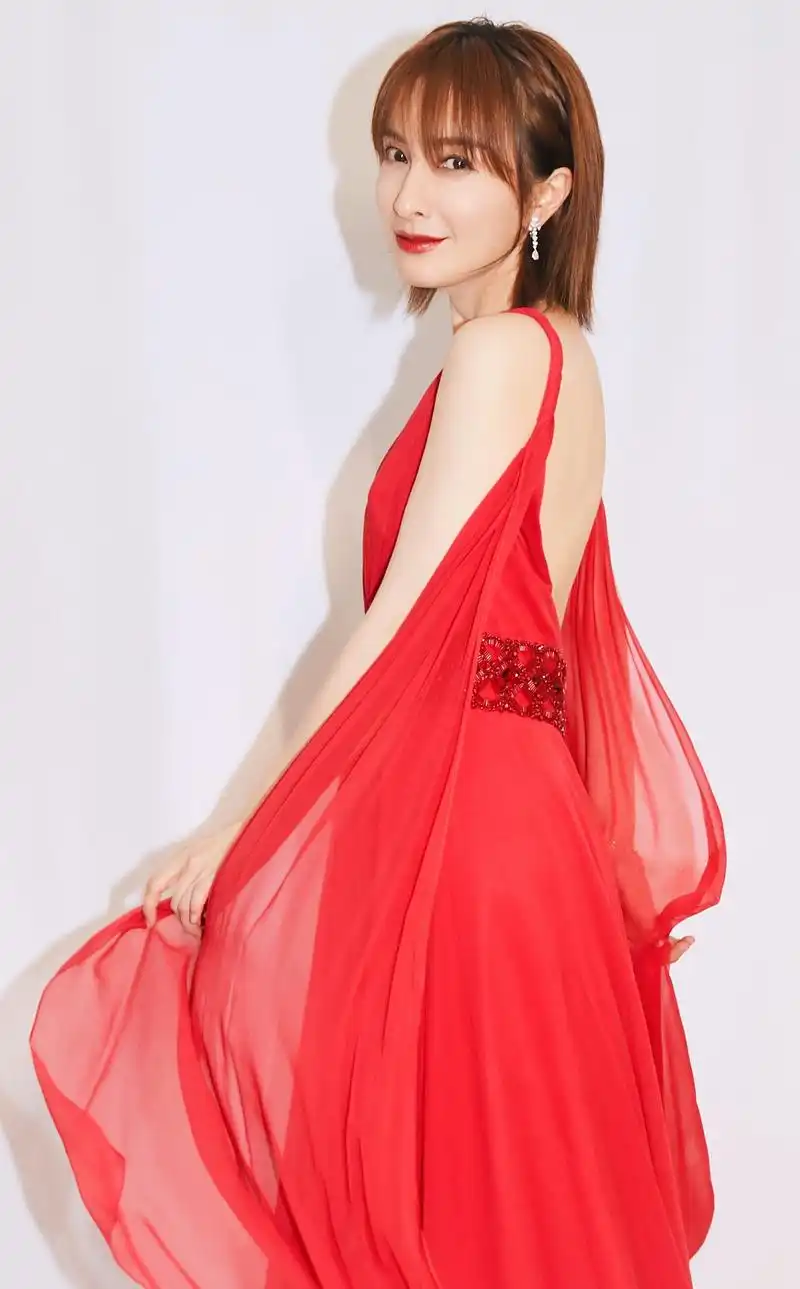 原创主持人吴昕近照发胖手臂粗壮赘肉松弛明显如今38岁仍单身