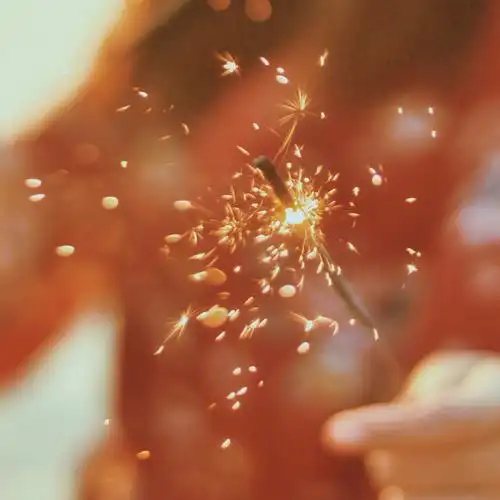 等一个夕阳用烟花棒拍氛围感照片