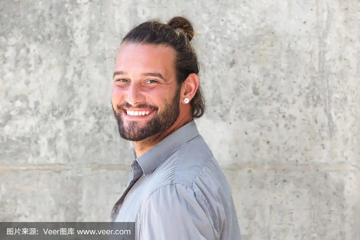 留着胡子的微笑男人回头看