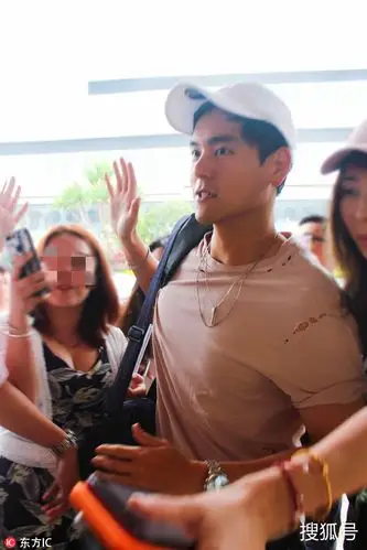 彭于晏戴鸭舌帽低调亮相 赶飞机不停签名实力宠粉