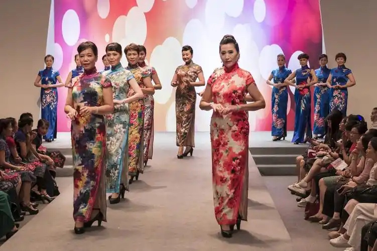 海派文化 风韵绽放—上海老年人旗袍t台秀