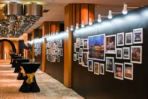 "十年盛世"——长达20米的照片墙吸引了无数人的驻足与合影留念.