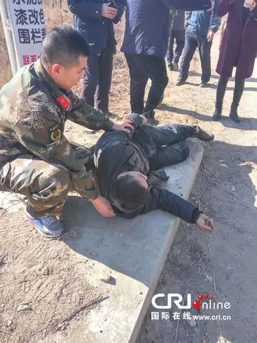 秦皇岛农民讨薪未果电线杆上上吊自杀组图