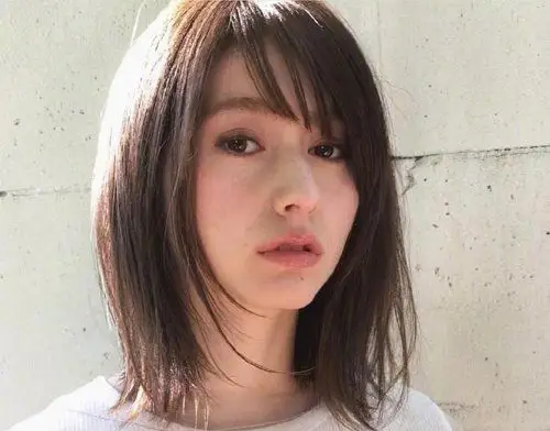 随季节来个不规则打薄碎发尾 剪性感中长发也为了迷离碎发而妥协