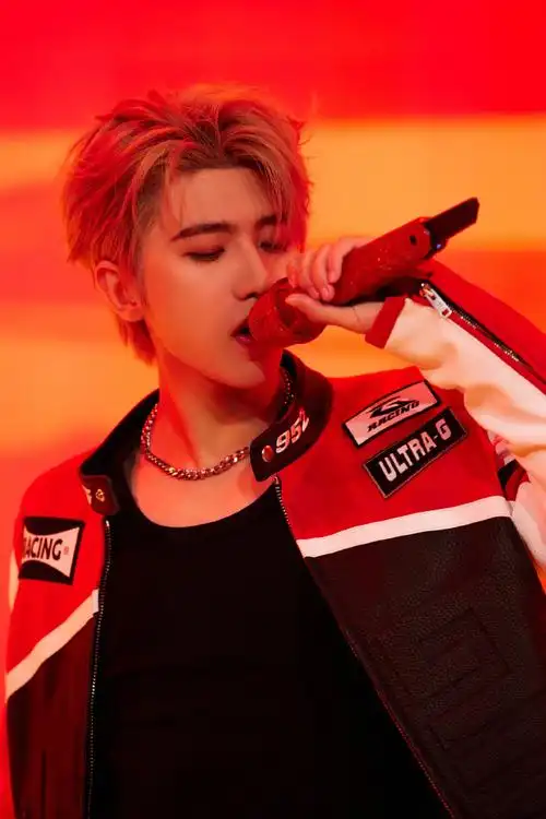 蔡徐坤最新舞台氛围感与hardtoget适配度##蔡徐坤最新舞台花絮照没刎