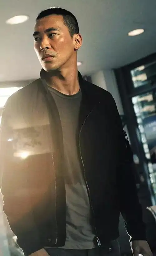 寸头正装熟男黄立行露内裤边翘臀藏不住了