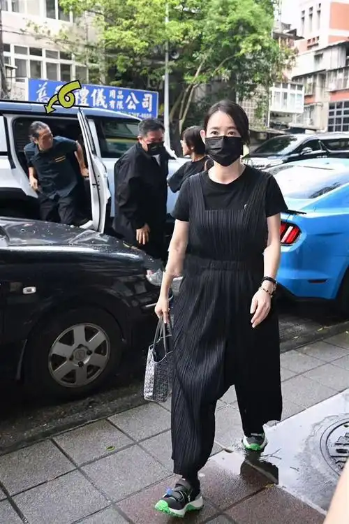 曾宝仪男友林明谦近况曝光,头发泛白尽显老气,两人相恋19年未婚未育