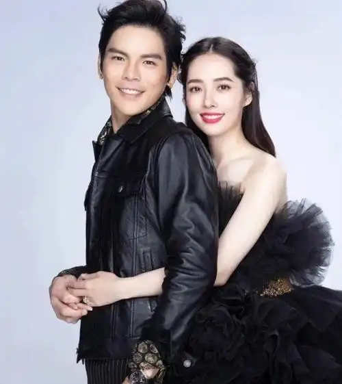 杭州偶遇向佐郭碧婷牵手逛街##向佐郭碧婷牵手逛街