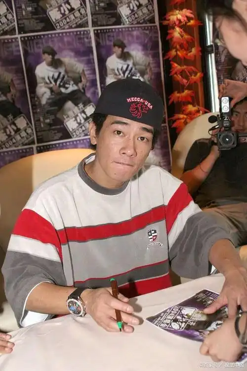 随后,陈小春与歌迷合唱带来歌曲《独家记忆》和《友情岁月》,这两首歌