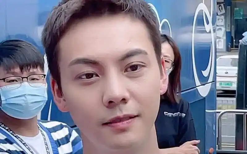 陈伟霆被问老九门2时的挑眉笑容太苏了