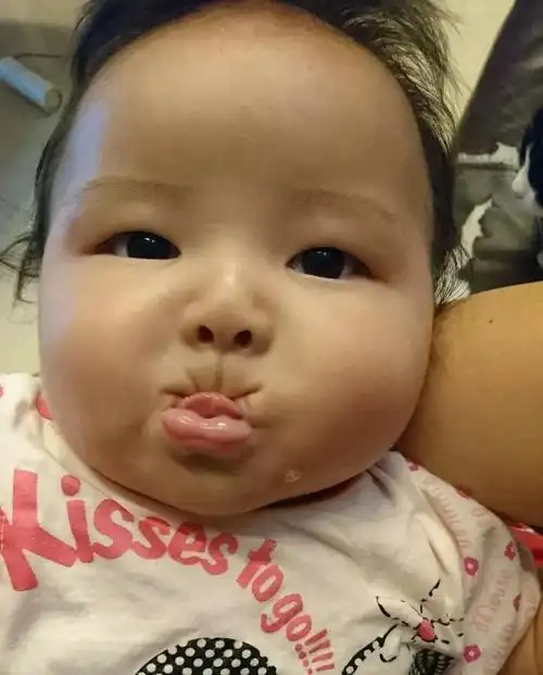 朋友圈晒孩子丑萌照,画风清奇,网友:看完都不想生娃了.