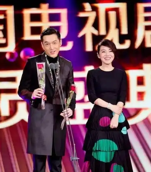 闫妮跟丈夫离婚17年,离婚后仍孝顺公婆,当亲生父母