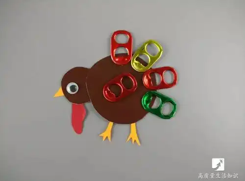 易拉罐上的拉环用彩色记号笔涂上颜色