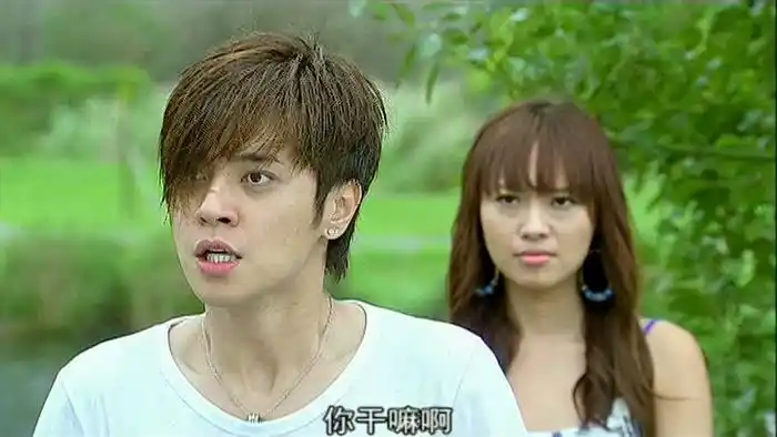 可怜的小猪薛海看着女孩和学长抱在一起后转身离开