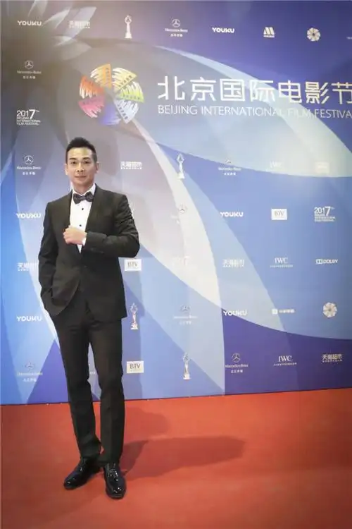 赵文卓《荡寇风云》亮相北影节 黑色西服帅气有型