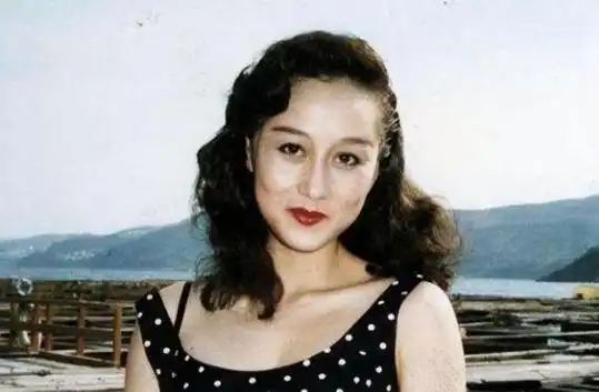 李连杰妻子近照曝光,61岁利智神似"奶奶",62岁黄秋燕依旧貌美