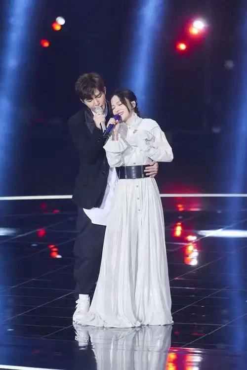 158cm张韶涵太会穿新综艺穿白色长裙仙气足扎腰带比例好惊艳