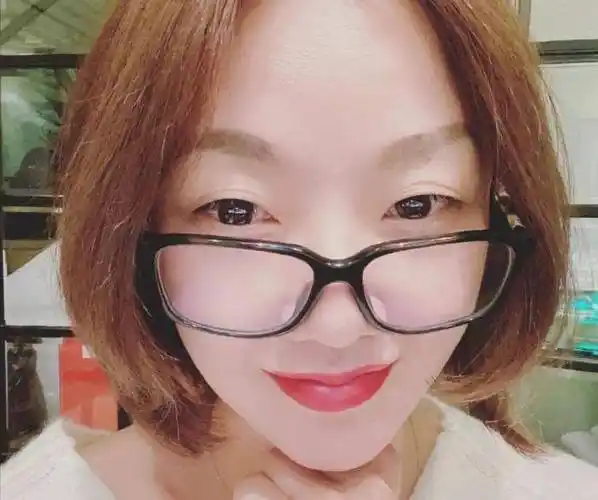 她是王自健前妻,曾被曝扇丈夫500次耳光,霸占前夫公司当老板_徐雪