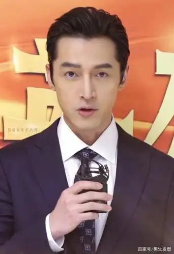 38岁胡歌罕见"锅盖头"发型,不剪大背头的他,更显年轻帅气感