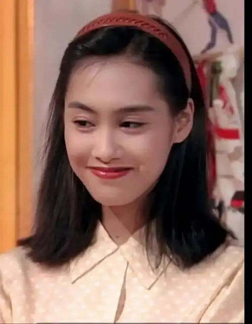 53岁朱茵亮相活动老了好多!