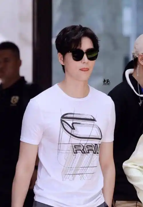 有设计感,袖子是一半条纹的设计尽显潮流,下半身搭配一条黑色的休闲裤