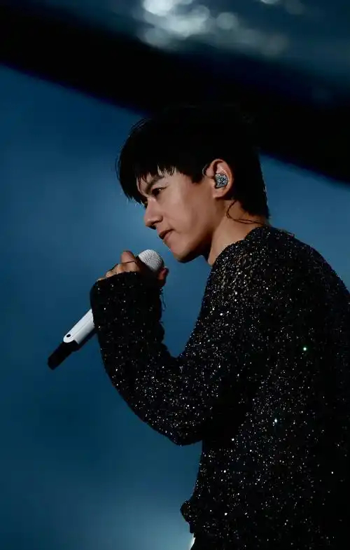 张杰演唱会群星团建!