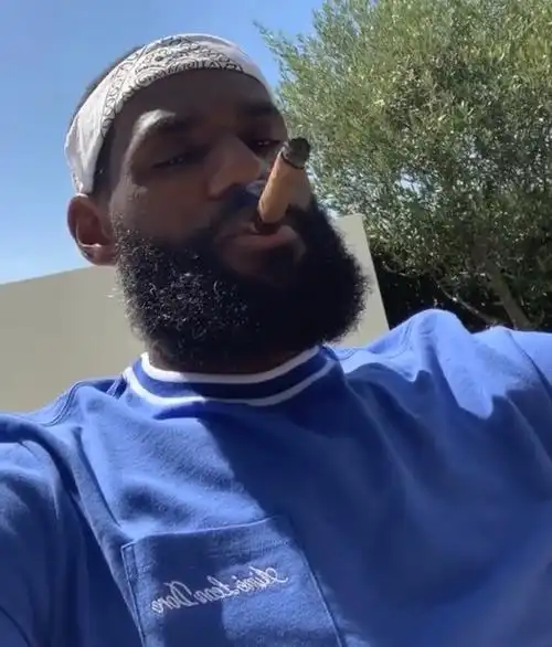 脱衣有肉穿衣显瘦詹姆斯社交媒体晒照训练结束后抽雪茄放松