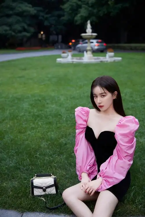 阚清子的身材被低估了,穿v领泡泡裙又甜又酷,还以为女团少女呢_连衣裙