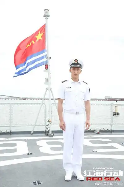 《红海行动》今日在湛江举行发布会,boss一席白色海军装造型帅气亮相