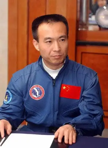 香港媒体采访神舟六号载人航天飞行访港代表团