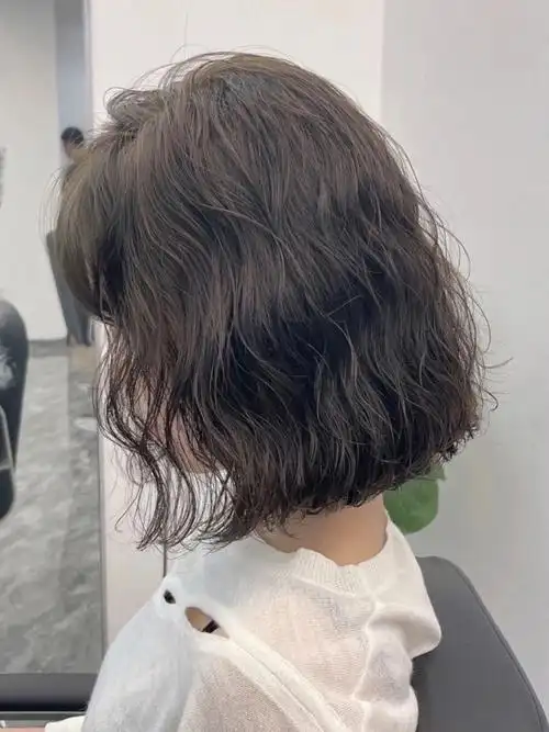 既可以显发量多,还十分减龄喔还能改善头顶扁塌服贴,显得发型很有活力