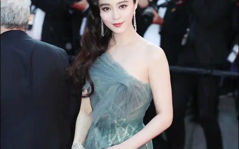 范冰冰身着atelier versace 2017春夏高级定制灰蓝色礼服