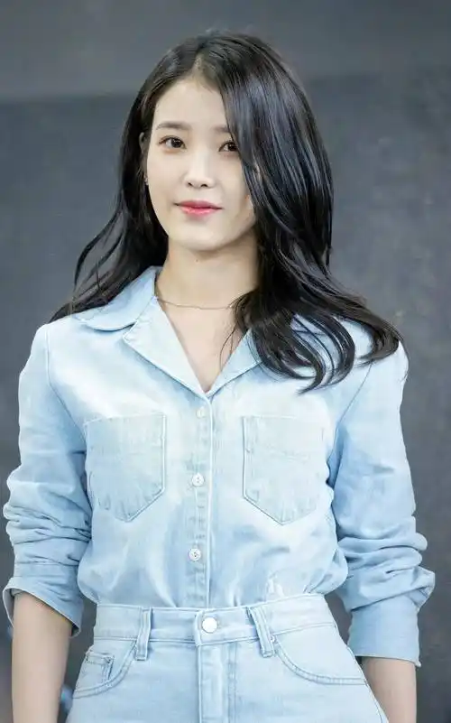 iu李知恩穿着蓝色牛仔衬衫搭配牛仔短裤,简约时尚的搭配,展现出她甜美