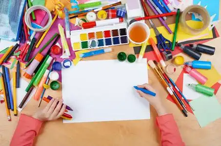 工作场所的图稿与创意配件.平躺的艺术绘画工具照片