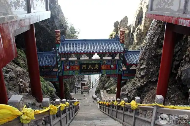 广东中山上空惊现"南天门"场景相当壮观,究竟怎么回事?