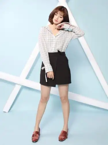 v字领口可以随你自己决定大小的哦,袖口开叉的系带设计,很有设计感哦.